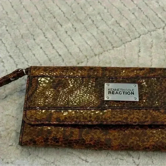 Beautiful cheetah print wallet by Kenneth Cole reaction - Picture 10 of 10
